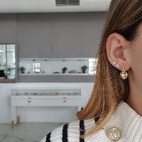 עגילי זהב מעוטרים נתלים עם פנינה