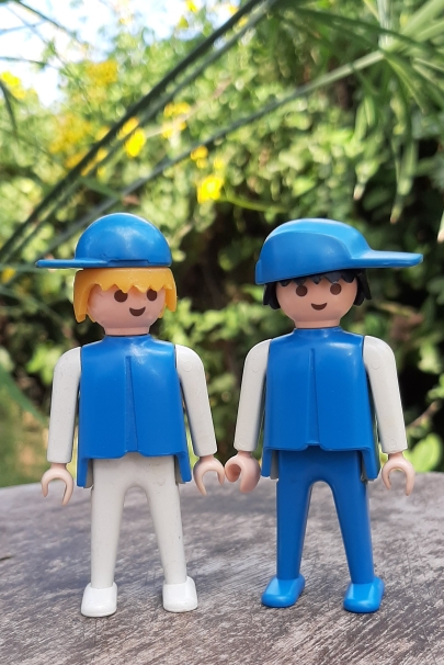 פליימוביל, זוג בנים לבושים כחול לבן, וינטג' 1974