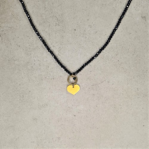 שרשרת חרוזים שחורים עם תליון לב מוזהב