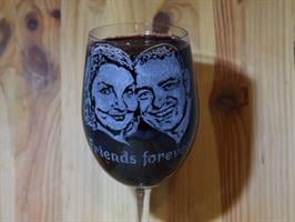 פורטרט של זוג חרוט בעבודת יד על כוס יין