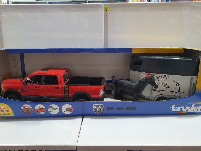 טנדר עם גרר וסוס