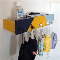 מדף כניסה לבית עם מתלים