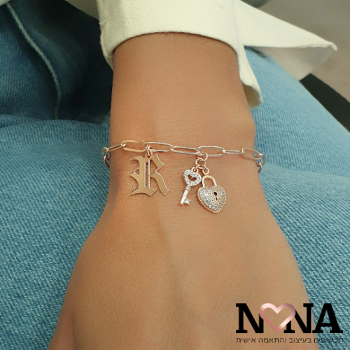 צמיד חוליות גדולות עם אות גותית ומפתח לב דגם LAA52