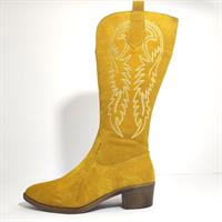 מגף גסיקה: מגף בוקר רקמה מעור זמש בצבע חרדל