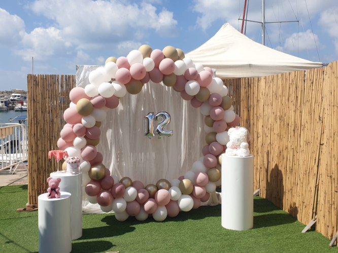 עמדת צילום לבת מצווה - מעגל בלונים