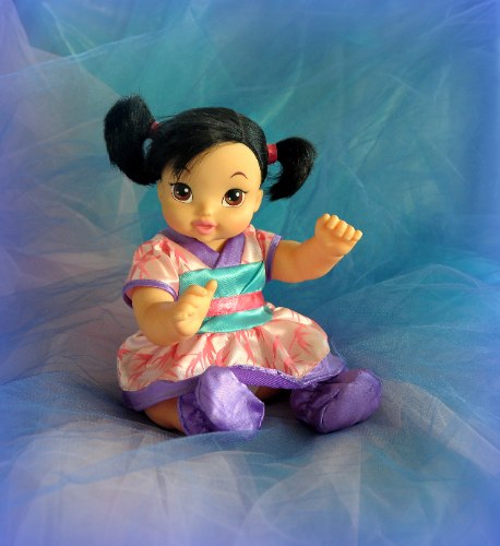 בובת תינוקת של מולאן מבית דיסני כ 30 ס"מ אורך, במצב שמור מאד, נדירה ומיוחדת