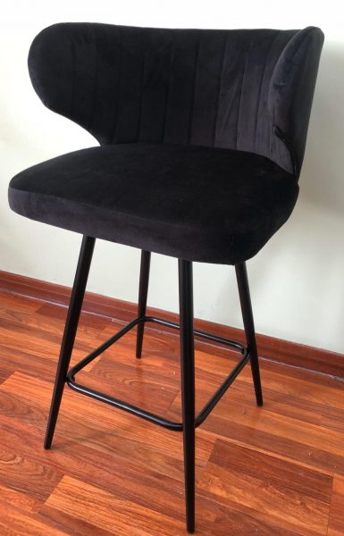 כיסא בר קטיפה שחורה בשילוב רגליים ממתכת בצבע שחור