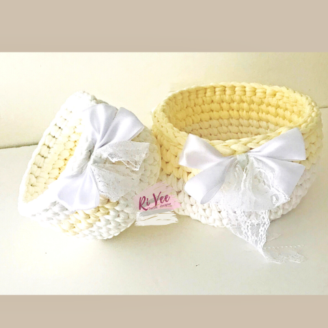 זגו סלסלות סרוגות בצהוב בהיר, סלסלות סרוגות לשידת החתלה, סלסלה סרוגה לחדר הילדים, סלסלות סרוגות לחדר תינוקות 