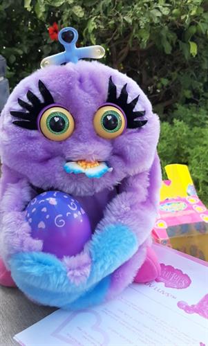 בובת וואב לאב מדברת עברית, צעצוע אינטראקטיבי שיולדת ביצה ובתוכה תינוק שגם מתקשר עם אמו. מגיע עם הוראות, מפתח, פרחים, תינוק, ביצה, וקופסה מקורית