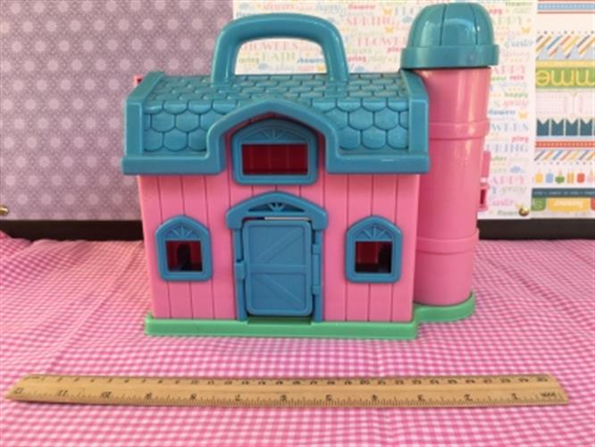 בית בובות קטן נפתח