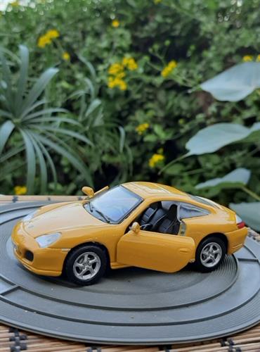 מכונית צעצוע נוסעת במשיכה לאחור, פורש צהובה עם דלתות נפתחות במצב מצויין כ 10 ס"מ אורך, maisto