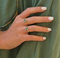 טבעת אמרלד ויהלומים בזהב סגנון דיאנה