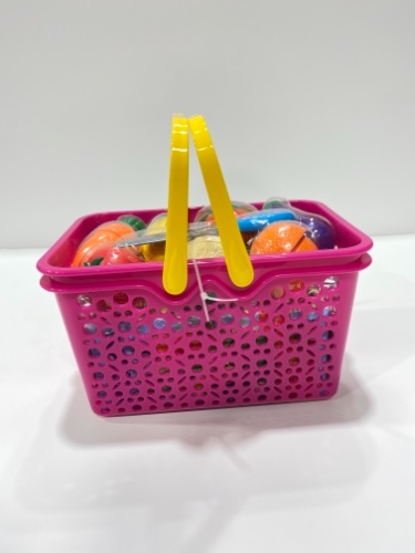 סלסלה עם ירקות ומגש חיתוך