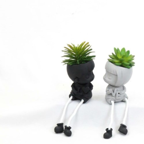 זוג עציצים ילד וילדה שחור ואפור