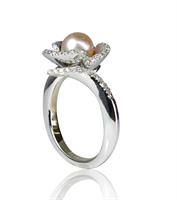 טבעת זהב לבן 18K מעוצבת בצורת פרח משובצת פנינה ויהלומים 0.35 קראט