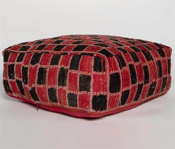 פוף שטיח אדום משבצות