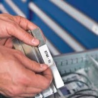 סימון ויניל לבן על רקע שחור Dymo 1805432 Vinyl IND Tape 24mmx5.5m