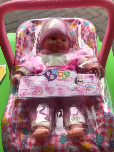 בובה בכובע עם סלקל