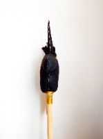 חד קרן על מקל שחור וזהב