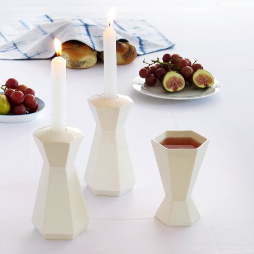 שלחן שבת מעוצב - עם סט גביע ופמוטים בעיצוב ישראלי מקורי