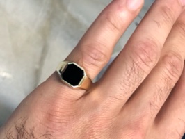 טבעת זהב לגבר עם אמיל שחור