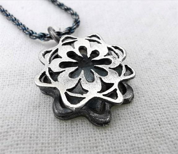 תכשיט העצמה, To Be מאת ציפורה אוריה, ארבסק, תליון מנדלת פרח החיים עשוי בעבודת יד מכסף