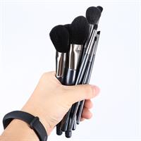 8 מברשות בגדלים שונים