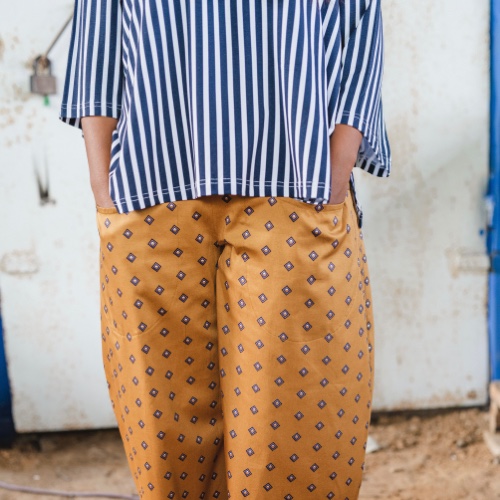 מכנסיים מדגם מיכאלה עם הדפס מעוינים על רקע בצבע חרדל - זוג אחרון במלאי במידה 16