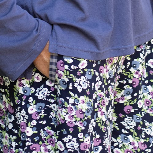 מכנסיים מדגם מבד ויסקוזה רך עם דוגמה של פרחים על רקע בצבע כחול כהה