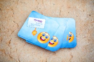 קלפי "סמיילי" + הספר "שירת הבורא"
