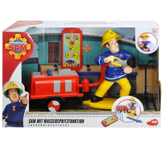 סמי הכבאי  יורה מים על שלט