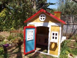 בית עץ לחצר עשוי מעץ אורן איכותי בצבעי עץ, אדמה ותכלת