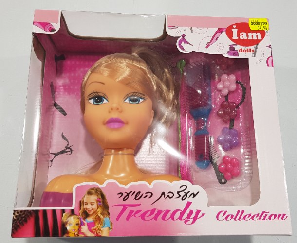 ראש בובה מעצבת השיער