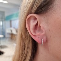 עגילי חישוק 1.2 סמ קטנים מזהב משובצים זרקונים