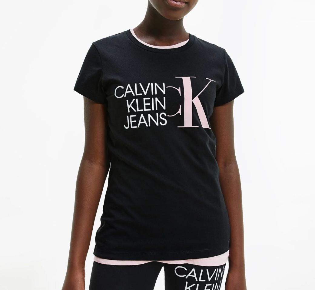 טישירט Calvin Klein שחורה עם לוגו ורוד - 4-16 שנים