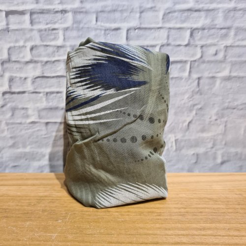 צעיף איטלקי זית אפור פרחים גדולים כחול לבן