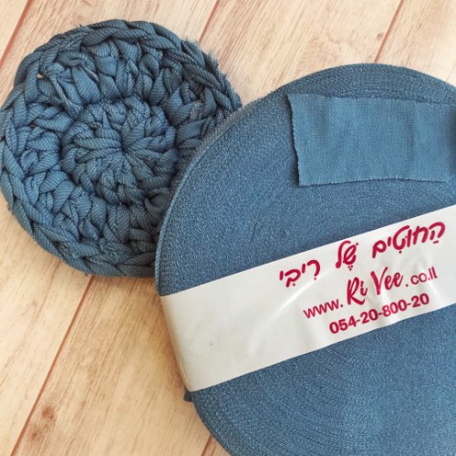 חוטי טריקו, חוטים לסריגת שטיח, צבע כחול, צבע ג'ינס, חוט טריקו צבע כחול, חוטי טריקו לסריגת שטיחים, חוט טריקו סימפוניה, חוטי טריקו פרוסים, חוטים לסריגת שטיחים, חוט טריקו עגולים, ייצור חוטי טריקו לסריגה 