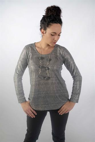 חולצה קלאסית בעלת מחשוף עגול מתרחבת מעט במכפלת.