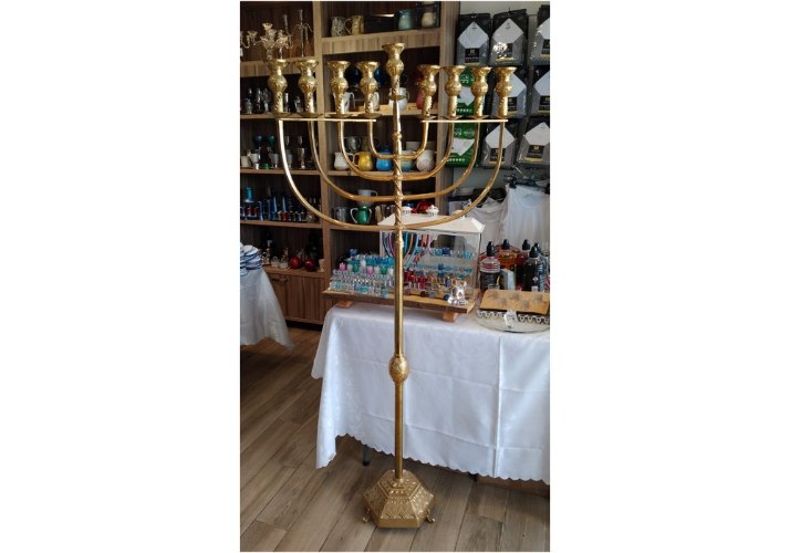 חנוכיית ענק עשויה מנחושת