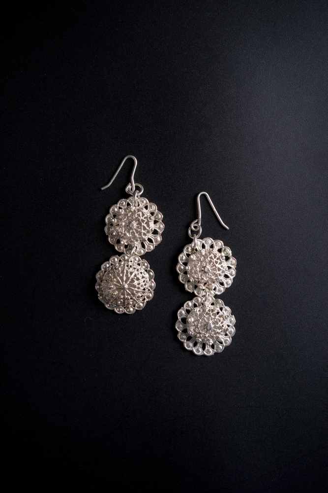 עגילים תלויים מסדרת תחרה