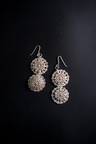 עגילים תלויים מסדרת תחרה