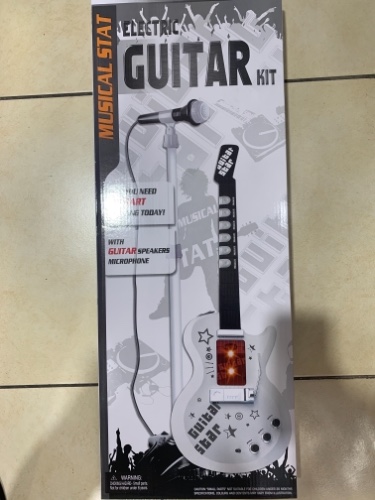 גיטרה חשמלית עם מקרופון