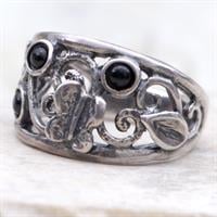 טבעת כסף מעוצבת פרפר ומשובצת אבני אוניקס RG6822