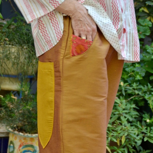 מכנסיים מדגם נור בצבע זהב