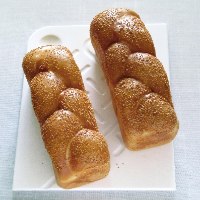 מגש חלה בעיצוב מינימליסטי מודרני - דוגמאת חלה וקערית מלח