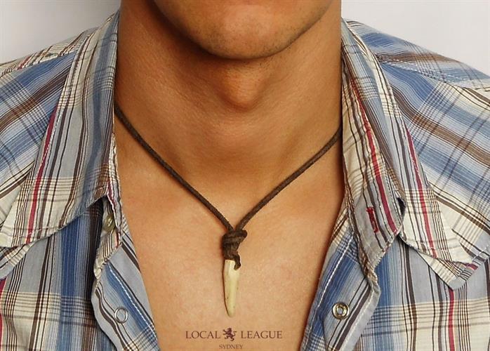 שרשרת גולשים מעור לגבר ולאשה תליון דמוי שנהב מאוסטרליה