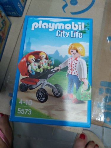 אמא עם עגלת תאומים 5573