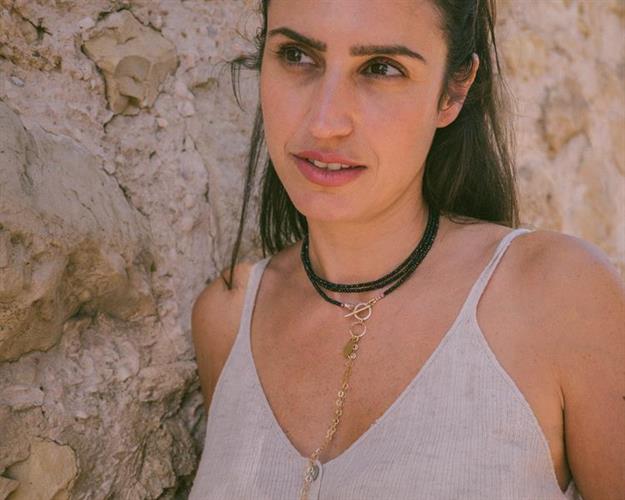 N-21 שרשרת ארוכה, אבני ספינל שחורות עם תליון טיפה מגולדפילד 14K