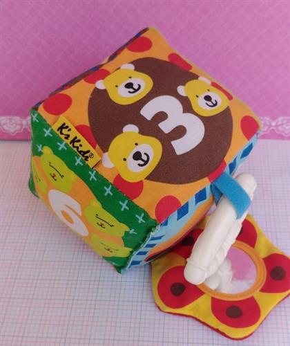 קוביית פעילות רכה לתינוקות מבית k's kidsצבעונית במיוחד עם מרקמי בד שונים, מרשרשת ומצלצלת עם מראה נשכן ואפילו וו תליה , מתכבסת בקלות