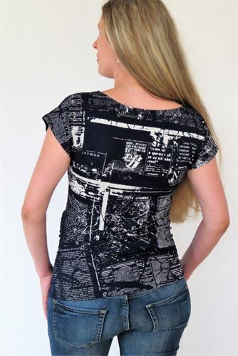 חולצת הריון חצי חצי - גב הדפס עיתון וחזית כחול כהה בתוספת כיס קטן